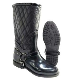STUART WEITZMAN EUC quilted black patent traction sole rainboots